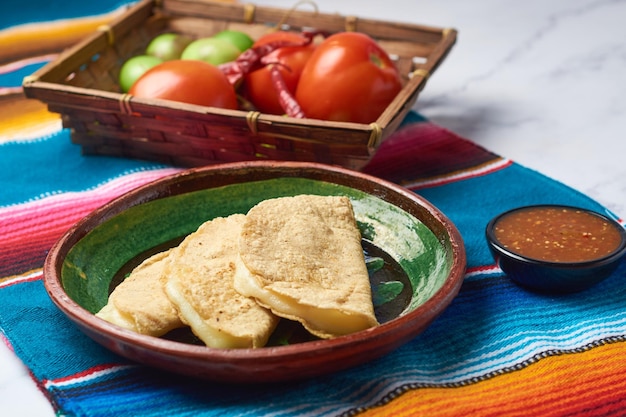 Quesadillas à base de tortillas de maïs et farcies au fromage Cuisine mexicaine maison