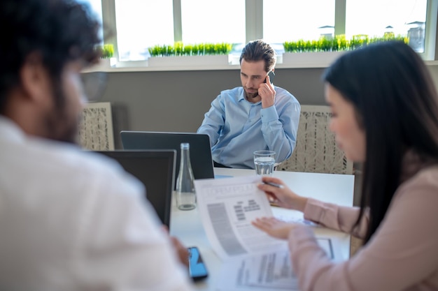 Les questions d'affaires. Équipe travaillant sur le projet et semblant impliquée