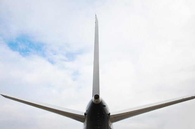 Queue d'un avion d'affaires en gros plan sur fond de nuages