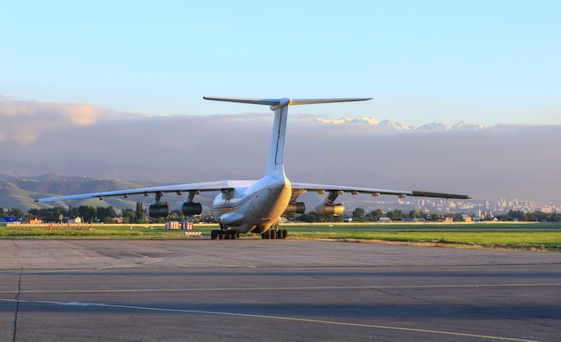 la queue d'un avion sur la piste