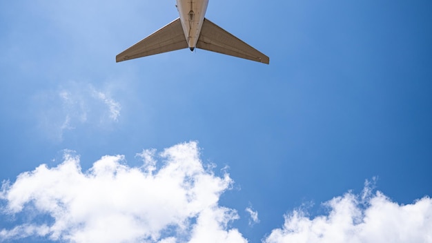 Photo queue d'avion volant dans le ciel bleu