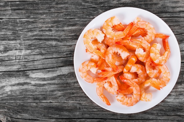 Queues de crevettes bouillies sur un plateau blanc