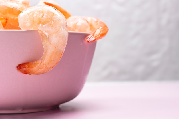 Queues de crevettes congelées dans un bol. Fermer. Aliments diététiques. Copier l'espace