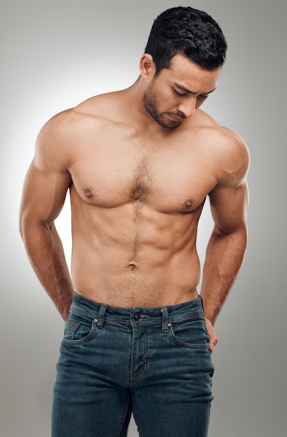 Qui a besoin d'une chemise de toute façon Photo d'un beau jeune homme debout seul et posant torse nu dans le studio