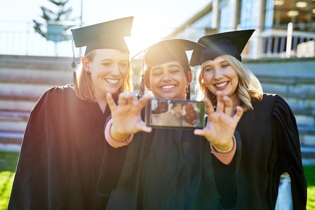 Qui dirigent le monde Filles Photo d'un groupe d'étudiants prenant un selfie ensemble le jour de la remise des diplômes