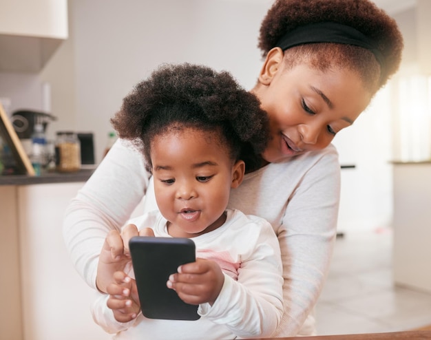 À qui voulez-vous envoyer un message Photo d'une petite fille jouant avec le smartphone de sa mère