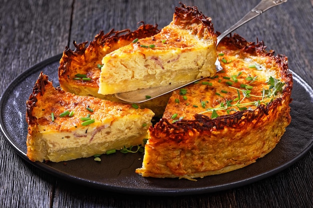 Quiche au bacon et au fromage avec croûte de pommes de terre rissolées