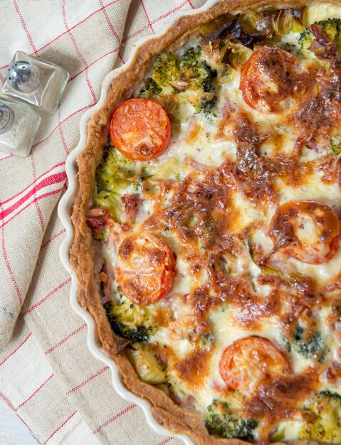 Quiche au brocoli, fromage et tomates, sur serviette