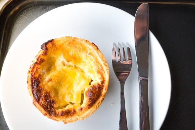 Quiche au jambon de porc isolé