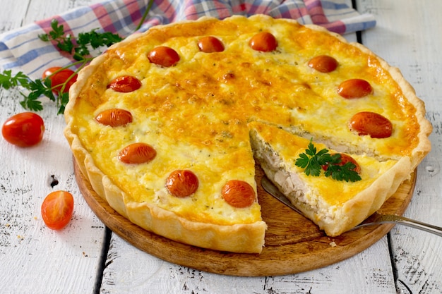 Quiche au poulet et fromage sur une table en bois