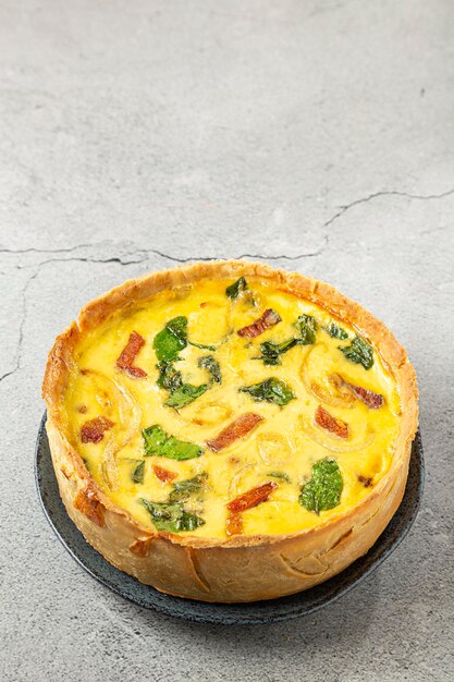 Photo quiche aux épinards avec oignons et bacon