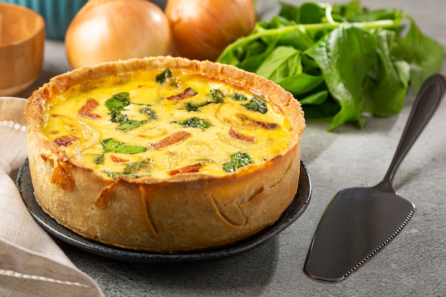 Quiche aux épinards avec oignons et bacon