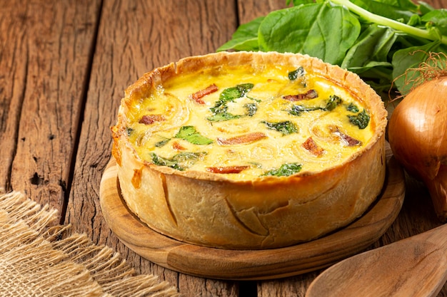 Quiche aux épinards avec oignons et bacon