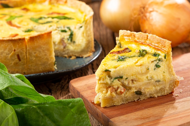 Quiche aux épinards avec oignons et bacon