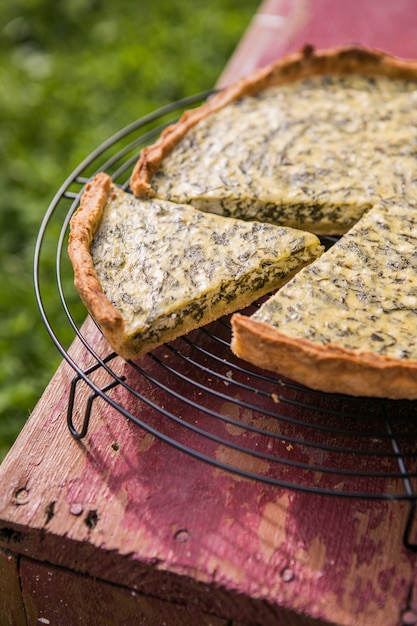 Quiche aux épinards - plat traditionnel de la cuisine française. Tarte aux épinards