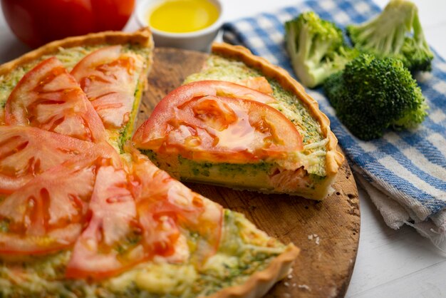 Quiche à la française au saumon brocoli et tranches de tomate