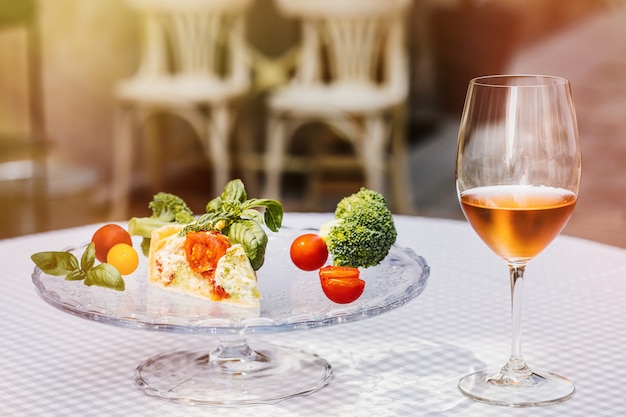 quiche et légumes avec verre de vin