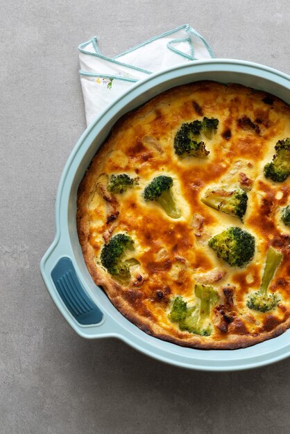 Quiche maison avec poulet brocoli et fromage sur fond de béton Vue de dessus