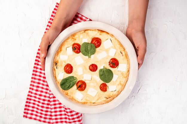 Quiche tarte aux épinards maison lorraine sur planche de bois