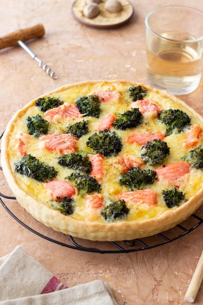 Photo quiche ou tarte avec saumon et brocoli cuisine française