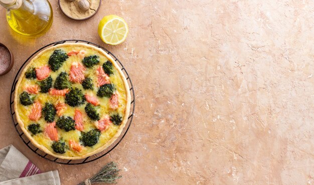 Photo quiche ou tarte avec saumon et brocoli cuisine française