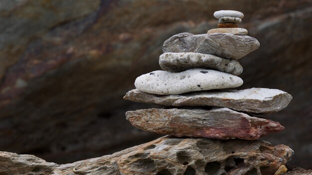 Équilibrage de la pierre de mer, du rocher, du galet et de la tour de pile