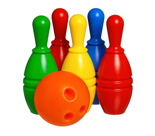 Quilles en plastique colorées de bowling jouet avec boule orange isolées sur fond blanc