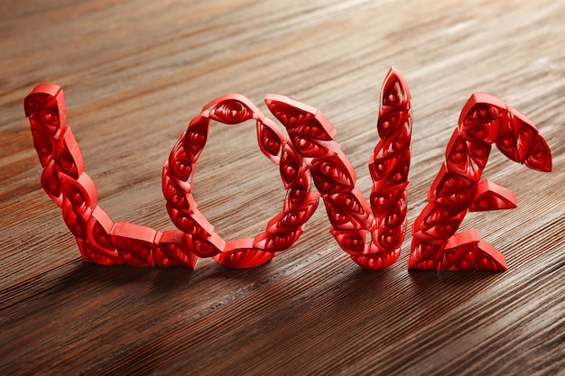 Photo quilling rouge mot amour sur fond de bois