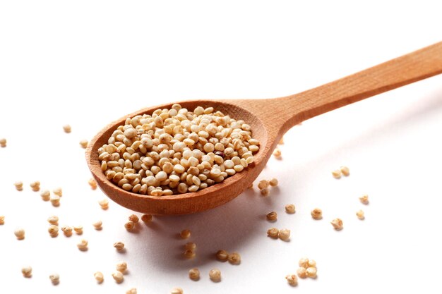 Photo quinoa blanc dans une cuillère en bois isolé sur fond blanc