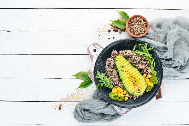 Quinoa bouilli avec avocat et légumes Vue de dessus Espace libre pour votre texte