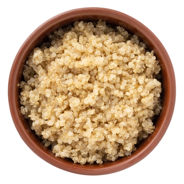 Quinoa bouilli dans un bol isolé sur blanc