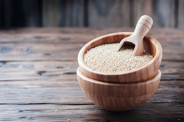 Quinoa cru sur la table en bois