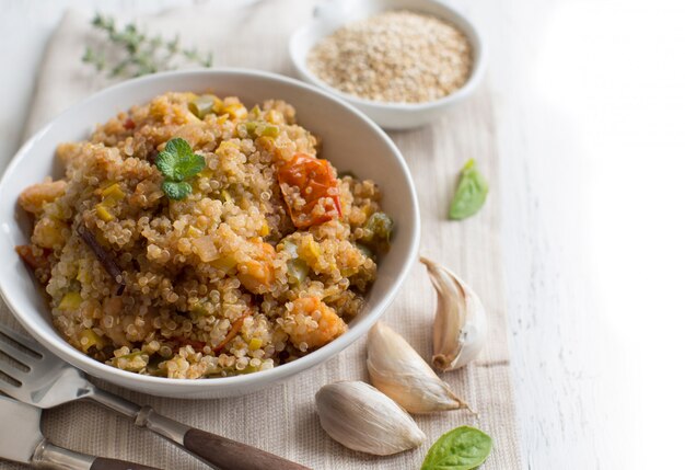 Quinoa cuit aux légumes et crevettes close up