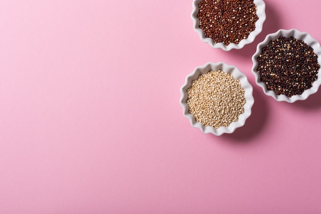 Quinoa dans des bols blancs