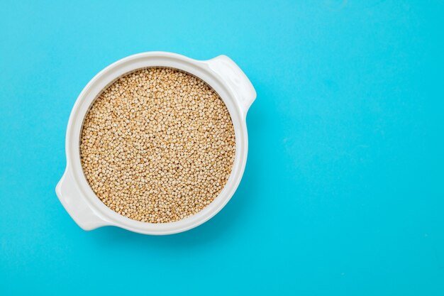 Quinoa non cuit dans le bol blanc