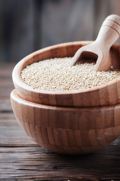 Quinoa non cuit sur la table en bois, mise au point sélective