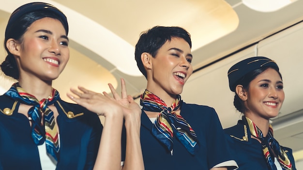 Équipage de cabine dansant de joie en avion