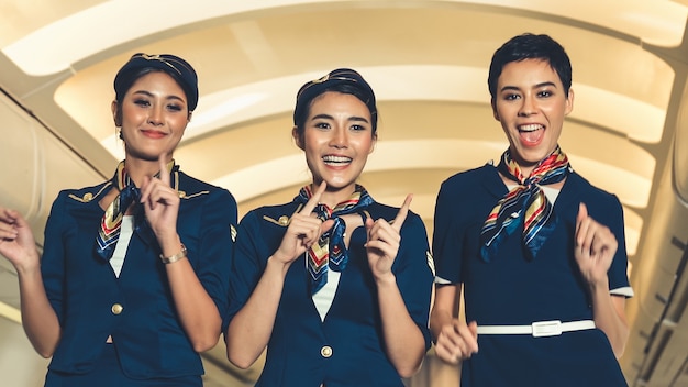 Équipage de cabine dansant de joie en avion