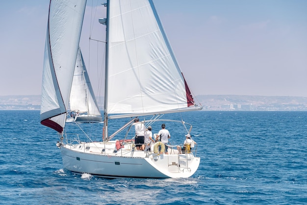 Équipage du yacht pendant la course en mer Méditerranée