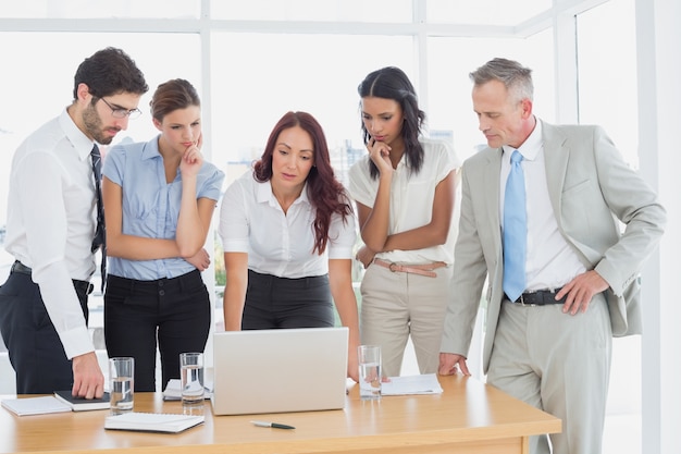 Équipe des activités discutant des détails du travail