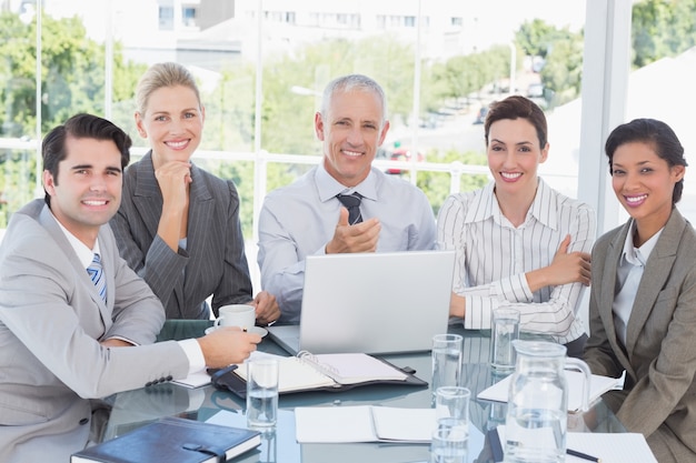 Équipe des activités heureux travaillant au bureau ensemble