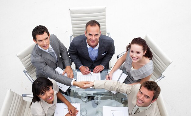 Équipe des activités travaillant ensemble dans un bureau