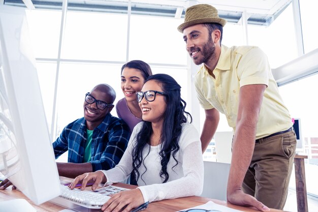 Équipe des activités travaillant sur ordinateur au bureau de création