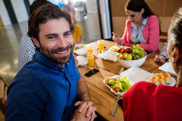 Équipe des affaires décontractée manger ensemble