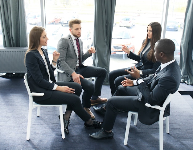 Équipe d'affaires discutant ensemble des plans d'affaires au bureau