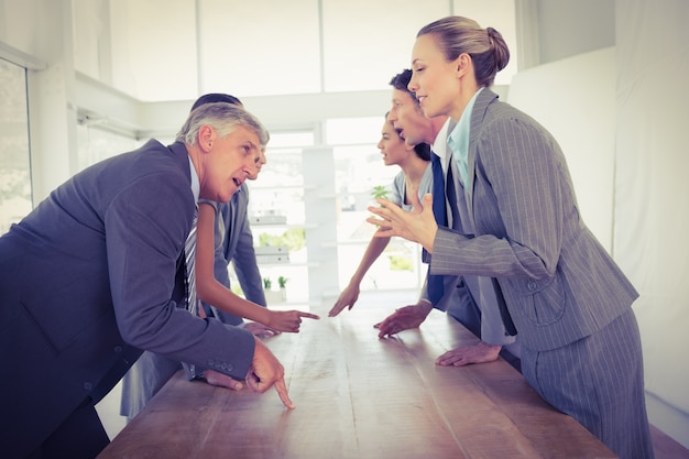 Équipe des affaires discuter ensemble