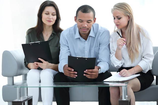 Équipe d'affaires avec ordinateur portable pendant une pause de travail.photo avec espace de copie