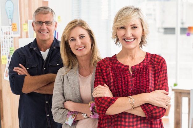 Équipe des affaires souriant en regardant la caméra