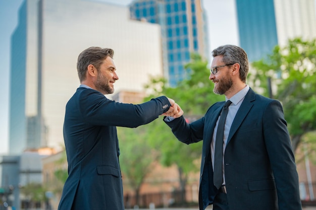 Équipe d'affaires travail d'équipe réussi gens d'affaires se serrant la main deux hommes d'affaires se serrant la main en plein air