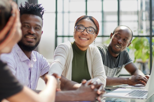 Équipe afro-américaine des ressources humaines accueillant une candidate lors d'un entretien d'embauche